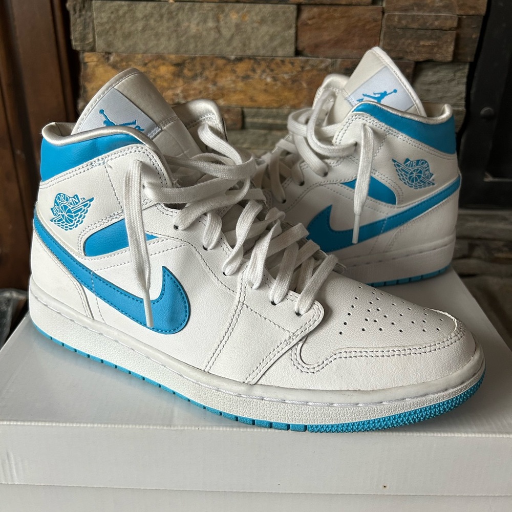 Air Jordan 1 Mid Nike Womens Sneakers White Powder Blue BQ6472 114 UNC Sz 10